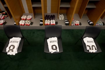 Así lucía el vestuario del Real Madrid antes del inicio del encuentro frente al Paris Saint-Germain Football Club.