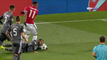 Douglas, otra vez noticia: el penalti del absurdo que hizo