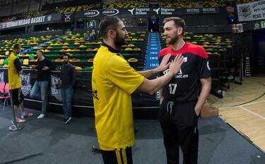 El Tenerife cree en el playoff y el Bilbao Basket se enreda más