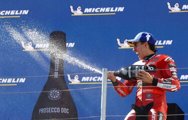 Alegría del piloto español, Marc Márquez, en el podio del Gran Premio de Hungría de MotoGP.