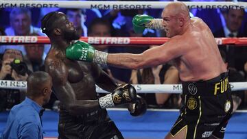 Tyson Fury lanza un golpe ante Deontay Wilder durante su pelea por el título del peso pesado de la WBC en el MGM Grand Garden Arena de Las Vegas el 22 de febrero de 2020.