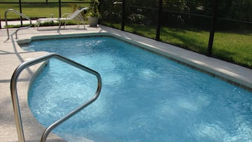 Un hombre vuelve a casa por sorpresa y se encuentra a los vecinos en su piscina con la peor excusa: “No quiere que os divirtáis”