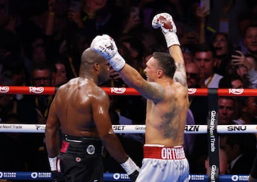 Oleksandr Usyk, campeón indiscutido de peso pesado tras noquear a Daniel Dubois en el quinto round
