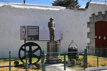 Vista de un monumento a los primeros inmigrantes británicos en la ciudad de Mineral del Monte.