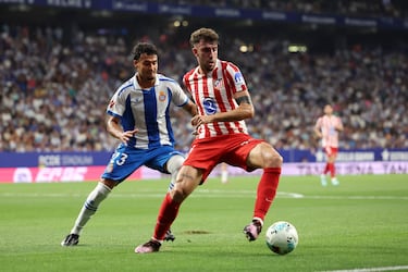 El defensa lateral izquierdo italiano juega su primer partido en primera división con la camiseta rojiblanca.