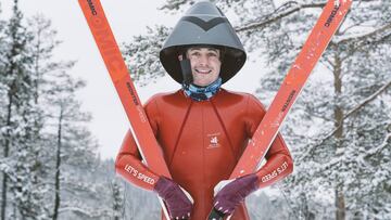Jan Farrell posa con sus esquís en la estación sueca de Idre Fjäll.