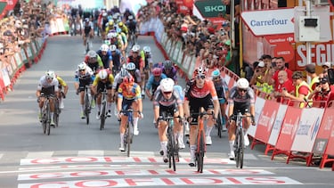 El ciclista británico, Ben Turner, entrando en meta como vencedor de la etapa. 