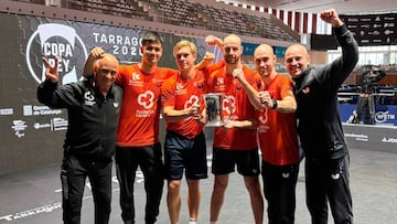 La plantilla del Cajasur, con el título de la Copa del Rey