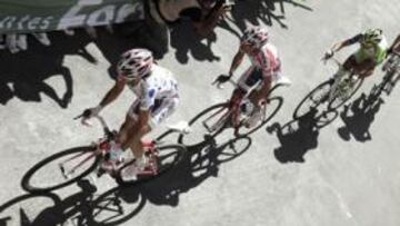 <b>DURÍSIMO.</b> Dani Moreno, vestido con el maillot de la montaña, tira de Purito Rodríguez en las rampas más duras, seguidos del italiano Nibali y el holandés Poels.