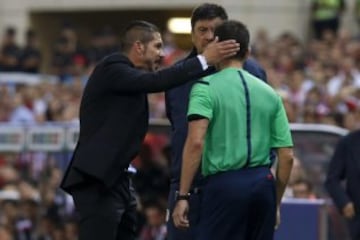En la vuelta de la Supercopade España de 2014 entre Real Madrid y Atlético de Madrid, el ‘Cholo’ fue expulsado en el minuto 25 y antes de irse del área técnica, le propinó un par de collejas al cuarto árbitro.