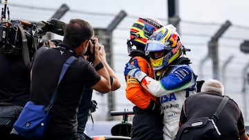 Zandvoort (Netherlands), 31/08/2025.- McLaren driver Oscar Piastri (L) of Australia and RB driver Isack Hadjar of France react after the Formula One Dutch Grand Prix race at Zandvoort Circuit in Zandvoort, the Netherlands, 31 August 2025. (Fórmula Uno, Francia, Países Bajos; Holanda) EFE/EPA/SEM VAN DER WAL