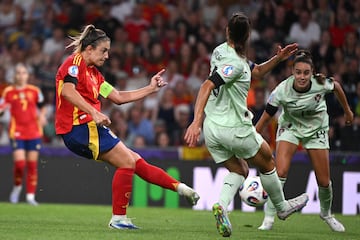 Alexia Putellas remata con la izquierda desde el centro del área, enviando el balón raso junto al palo izquierdo.
La jugada nació de una precisa asistencia de Mariona Caldentey.