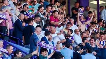 VALLADOLID, 26/05/2024.-El presidente del Valladolid Ronaldo Nazario (c) celebra el ascenso del club a Primera División tras vencer al Villarreal CF B por 3-2 en el partido de la jornada 41 de la Liga Hypermotion disputado hoy domingo en el estadio de Zorrilla. EFE/R. García