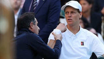 Jannik Sinner, atendido por el fisio en su partido contra Grigor Dimitrov en Wimbledon.