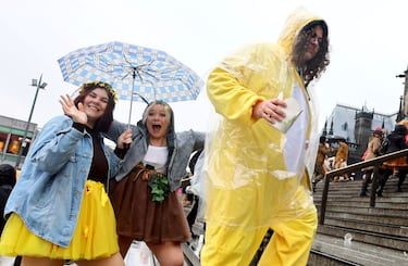 Los juerguistas del carnaval celebran el 'Weiberfastnacht' (Carnaval de mujeres), marcando el inicio de los festivales callejeros de Carnaval en Colonia.