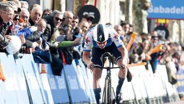 El ciclista belga Remco Evenepoel completa la contrarreloj de la primera etapa de la Itzulia, la Vuelta al País Vasco 2022, en las calles de Hondarribia.