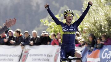 GRA276. ESTELLA (NAVARRA), 01/04/2017.- El ciclista británico Simon Yates, del Orica, se ha proclamado campeón del XIX Gran Premio Miguel Induráin al llegar en solitario a la línea de meta en el alto de la Basílica del Puy, en la localidad navarra de Estella. EFE/Villar López