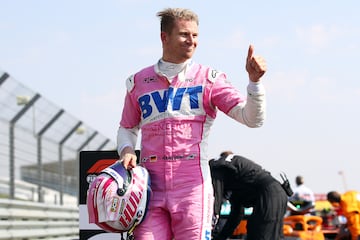 Sin asiento titular, Nico se convirtió en el "súper suplente" de Racing Point (luego Aston Martin), reemplazando a Sergio Pérez y Lance Stroll cuando dieron positivo por COVID. En Silverstone 70th Anniversary GP, clasificó 3º y terminó 7º, sorprendiendo a todos por su rendimiento inmediato sin preparación.