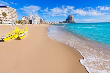 Es una de las mejores playas de Calpe por su paisaje, su cercanía al centro histórico de la localidad y a la zona de las Salinas.
