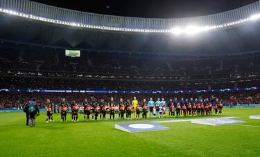 Formación de los equipos del Atlético de Madrid Celtic en el centro del campo del estadio Cívitas Metropolitano.