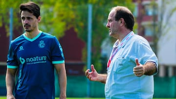 Gonzalo Revuelta, médico del Racing, y el fisioterapeuta Diego.