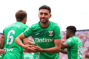 El extremo derecho ha jugado durante toda su carrera en diversos equipos de LaLiga: Barcelona, Valencia, Alavés, Sevilla, Getafe, Las Palmas y Leganés, donde ha jugado su última temporada y en la que marcó siete goles. Se trata del jugador que ha marcado en más equipos de la liga española. A pesar de haber sido internacional con España un partido, comenzó a ir seleccionado con Marruecos, aunque no le llaman desde 2022. Sus títulos más importantes son tres ligas y una Champions como blaugrana, y una Europa League conquistada con la elástica blanquirroja. 