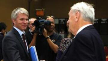 Pavel Kolobkov, de la Federación Rusa, con Richard W. Pound, de la AMA.