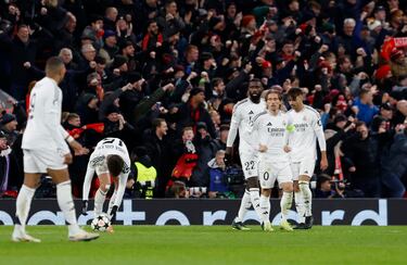 Los jugadores del Real Madrid tras primer tanto de Alexis Mac Allister.
