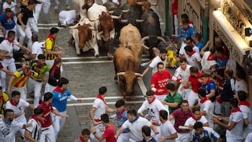 Participants run ahead of Jandilla bulls during the fifth running of the bulls of the San Fermin festival in Pamplona, northern Spain, on July 11, 2025. Thousands of people every year attend the week-long festival and its famous "encierros" or bull runs, every day at 8:00 a.m. through the narrow streets of the old town over an 850 meters (yard) course while runners ahead of them try to stay close to the bulls without falling over or being gored. (Photo by JORGE GUERRERO / AFP)
