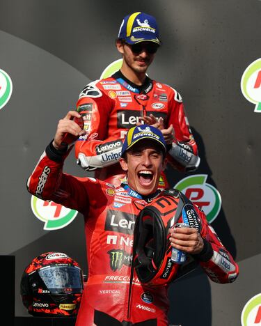 Marc Márquez celebra la victoria de carrera ante la atenta mirada de su compañero de equipo, Francesco Bagnaia. 