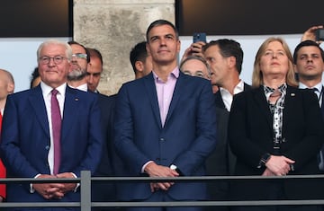 El presidente de Alemania, Frank-Walter Steinmeier, junto con el presidente del Gobierno de España, Pedro Sanchez y la presidenta del Bundestag, Baerbel Bas, en el palco del Olympiastadion de Berlín.
