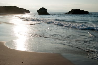 Las dos playas se encuentran en el municipio de Barreiros. El espacio de arena de la playa de Lóngara es más pequeño que la de Fontela-Balea, que tiene un Kilómetro. Están equipadas con baños y duchas, y el paseo marítimo queda cerca.