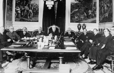 El 19 de febrero de 1936, comenzó el primer gobierno de la Segunda República Española, presidido por Manuel Azaña tras las elecciones que dieron la victoria a la coalición de izquierda Frente Popular. El 21 de febrero de 1936, la Diputación Permanente de las Cortes Españolas aprobó el proyecto de amnistía redactado por el Gobierno que afectaba a todos los presos políticos. Además, se produjo el cese del general Franco como jefe de Estado Mayor Central del Ejército y fue traladado a Canarias.