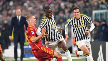 Soccer Football - Serie A - Juventus v AS Roma - Allianz Stadium, Turin, Italy - December 30, 2023 Juventus' Samuel Iling-Junior in action with AS Roma's Rasmus Kristensen REUTERS/Massimo Pinca