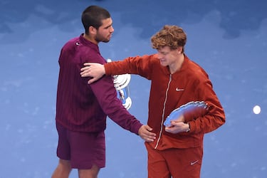 Jannik Sinner felicita a Carlos Alcaraz tras su partido de la final individual masculina.