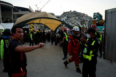 El personal de rescate trabaja cerca de un edificio que se derrumbó después de que un fuerte terremoto sacudiera el centro de Myanmar.