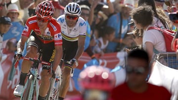 Primoz Roglic y Alejandro Valverde llegan junto a la cima del Acebo.