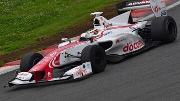 Vandoorne con el coche del equipo Docomo.
