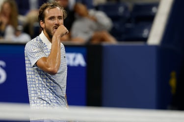 Gestos del tenista ruso Daniil Medvedev durante el partido frente al tenista francés Benjamin Bonzi.