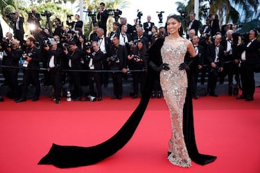 Pritika Swarup posa en la alfombra roja a su llegada para asistir a la ceremonia de clausura del 78º Festival de Cine de Cannes.