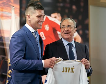 Tras su gran paso por la Bundesliga, el Real Madrid decidió hacerse con el delantero de Loznica a cambio de 63 Millones de Euros. Su paso por el Bernabéu no cumplió expectativas, pero su talento siempre fue indiscutible. Aún busca reencontrarse con su mejor versión.