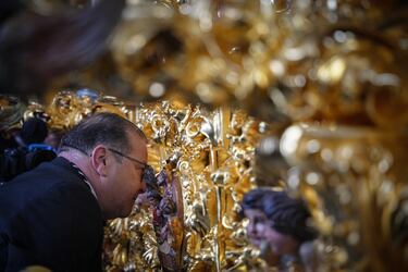 La hermandad de Santa Genoveva, a su paso por la Plaza de España, durante su estación de penitencia el Lunes Santo en Sevilla. 