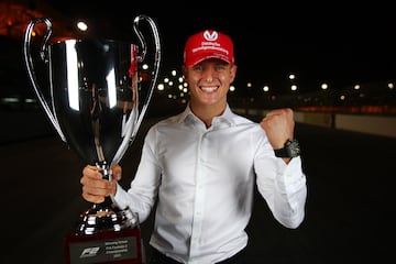 El hijo del “Kaiser” tuvo un paso complejo por la categoría reina en sus dos temporadas con el equipo Haas. Sin embargo, si de algo vive la Fórmula 1 es de las historias que envuelven a la competición, y un retorno del hijo de Michael Schumacher a la Fórmula 1 sería una de las grandes historias del año en el mundo del motor.