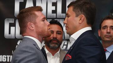Saúl 'Canelo' Álvarez y Gennady Golovkin posan en una conferencia de prensa ofrecida en Londres en un acto promocional de su combate.