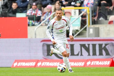 El delantero que levantó la Copa del Mundo con Alemania en 2014 sigue metiendo goles en la primera división de Polonia, su país de nacimiento. Milita en el Górnik Zabrze desde 2021. Sin embargo, su última campaña en un equipo de las cinco grandes ligas fue en la 2014/15, cuando jugaba para el Inter de Milán. Después, atravesó Turquía y Japón hasta llegar a tierras polacas. Además, también ha triunfado como empresario, creando una cadena de kebabs de éxito. Łukasz finaliza contrato este año, por lo que veremos si continúa calzándose las botas o decide colgarlas.