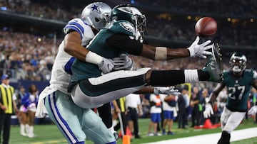 Oct 30, 2016; Arlington, TX, USA; Philadelphia Eagles cornerback Leodis McKelvin (21) can not make the catch for an interception against Dallas Cowboys receiver Terrance Williams (82) in the third quarter at AT&T Stadium. Williams was called for offensive pass interference on the play. Mandatory Credit: Matthew Emmons-USA TODAY Sports