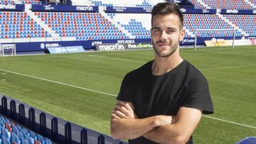 Róber Pier posa para AS en el Ciutat de València.