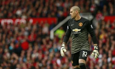 Tras su grandioso paso por el club catalán fichó por el Manchester United, que le fichó cuando el guardameta se estaba recuperando de una lesión en el ligamento cruzado. En el United, Valdés solo jugó 2 partidos. 