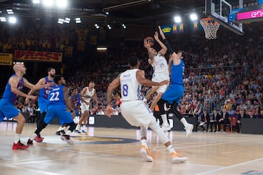 Mirotic mantiene vivo al Barça