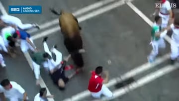 Sustazo en San Fermín: un toro engancha y arrastra varios metros a un mozo por Estafeta